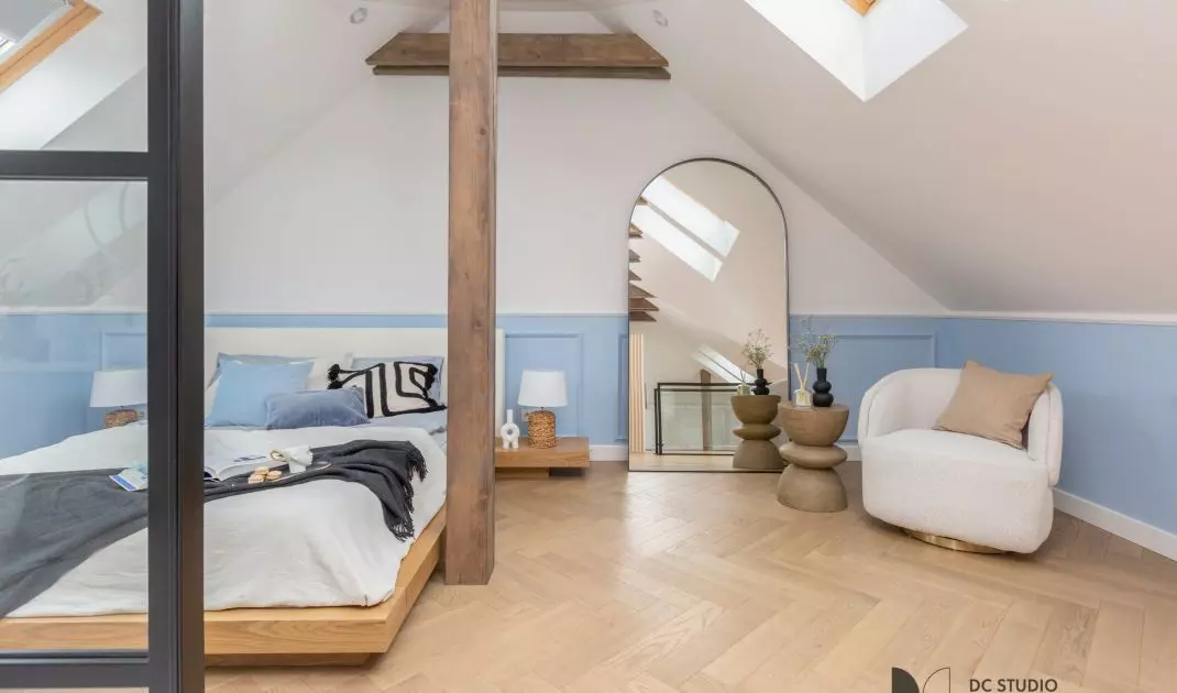 The bedroom was decorated in white and blue