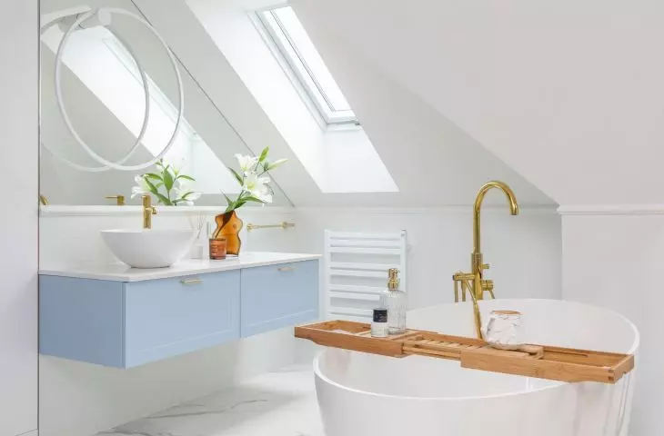 In the bathroom there was a free-standing bathtub