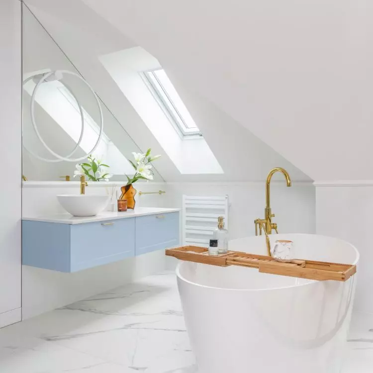 In the bathroom there was a free-standing bathtub
