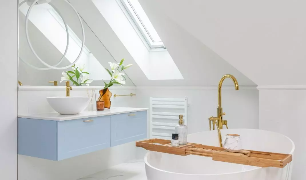 In the bathroom there was a free-standing bathtub