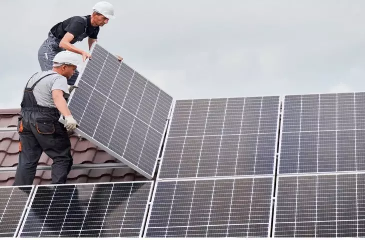 Kolektory słoneczne (często mylone z panelami fotowoltaicznymi) pobierają energię promieniowania słonecznego przekazując je do medium roboczego, które przepływa przez rurki absorbera.