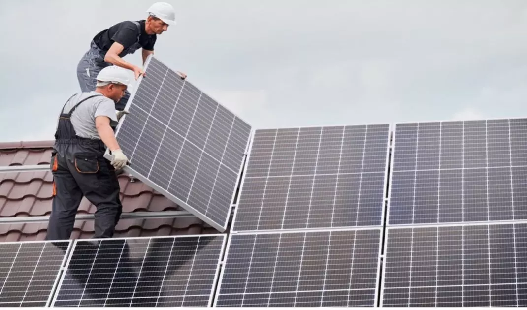 Solar collectors (often confused with photovoltaic panels) extract energy from the sun's rays by transferring it to a working medium that flows through absorber tubes.
