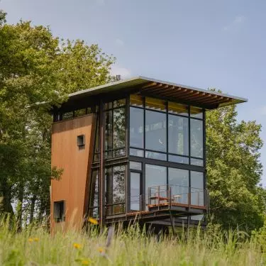 W nowoczesnych projektach domów drewnianych szkło doskonale komponuje się z naturalnym materiałem.