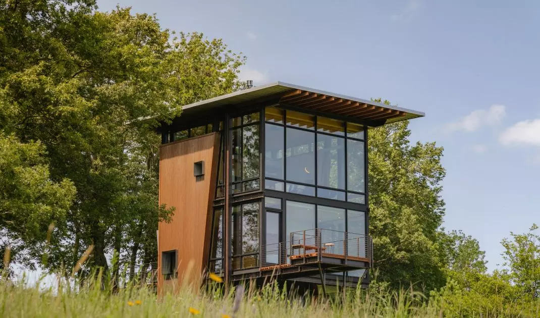 W nowoczesnych projektach domów drewnianych szkło doskonale komponuje się z naturalnym materiałem.