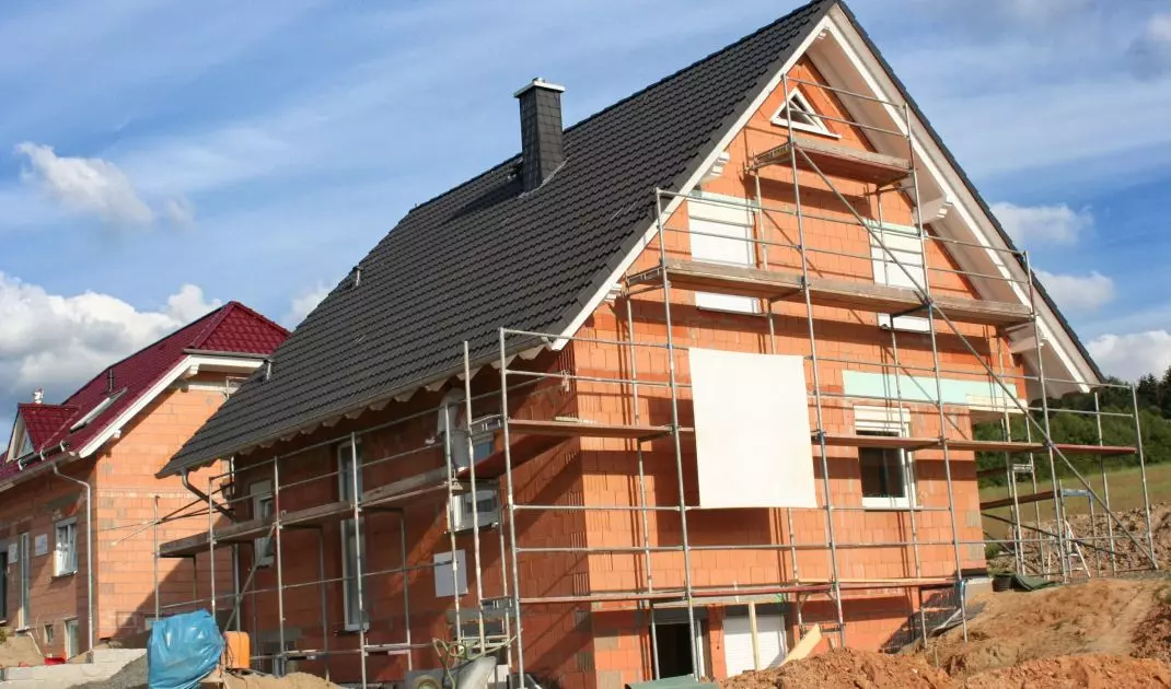 W budowie domów murowanych wykorzystuje się takie materiały, jak pustaki ceramiczne. Charakterystyczne czerwone bloki wyróżniają się wysoką wytrzymałością na ściskanie oraz są przyjazne środowisku
