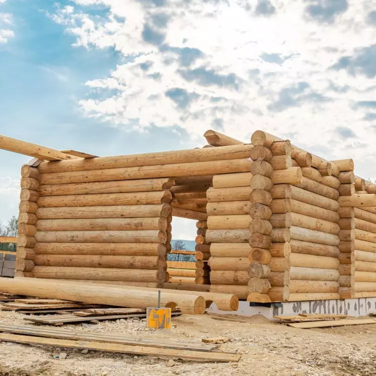  Wooden log houses are a familiar feature of the landscape of southern Poland. The diameter of logs for building a year-round house can range from 30 to 48 cm.