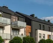 Panel dachowy na rąbek zastosowany na osiedlu