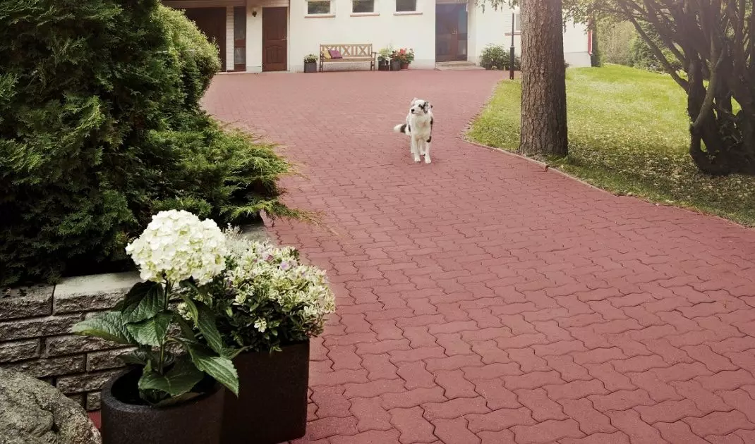 Unchamfered pavers are a type of pavers in which the edges are not chamfered. 