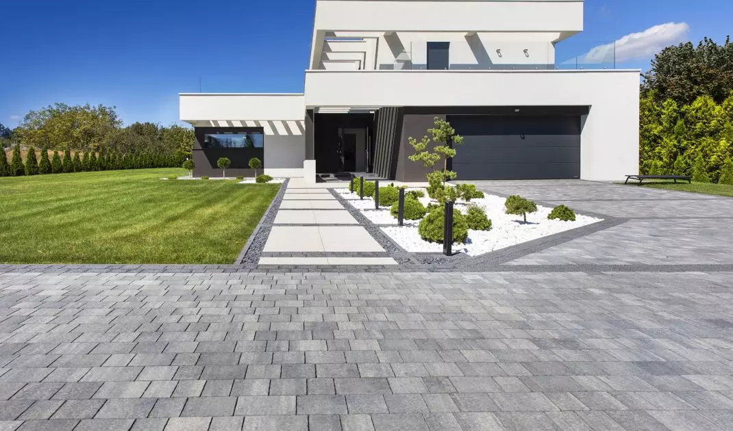 We have a choice of rectangular, square, granite, cobblestone, concrete, stone, pavers, basalt or plastic pavers. 