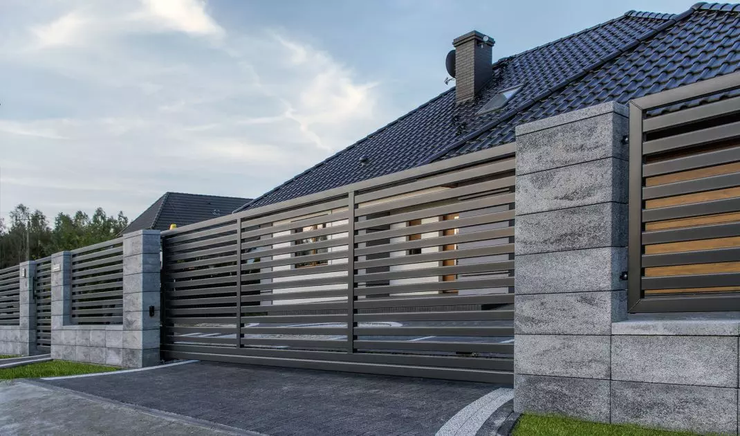 Concrete fences can come in a variety of designs and textures, such as clinker, imitation stone or wood