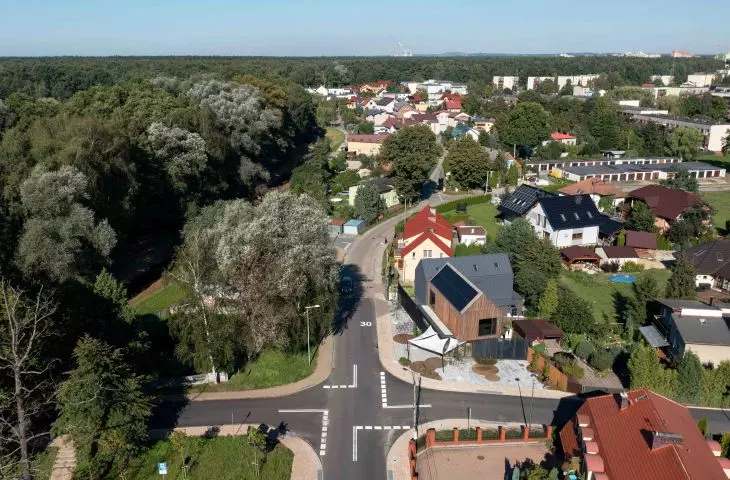 budynek został wkomponowany w trudną przestrzeń otoczenia jeziora Paprocany