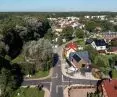 budynek został wkomponowany w trudną przestrzeń otoczenia jeziora Paprocany