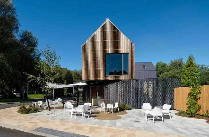 The plot and the impassable building line influenced the shape and distribution of functions in the building.