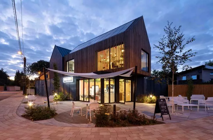 The façade of the building was designed using different materials and textures to distinguish the different parts of the building.