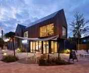 The façade of the building was designed using different materials and textures to distinguish the different parts of the building.