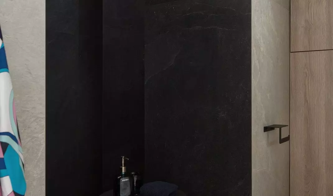 An interesting treatment is the black shower niche