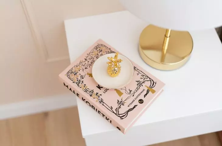 Gold elements add class to the arrangement