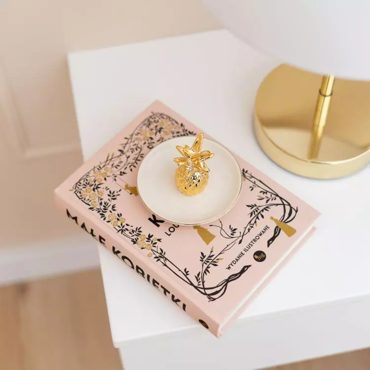Gold elements add class to the arrangement