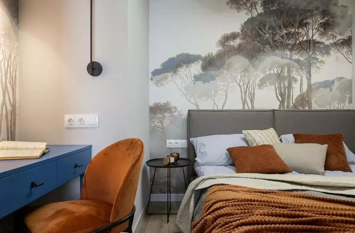 With uneven walls, choose wallpaper with a pattern