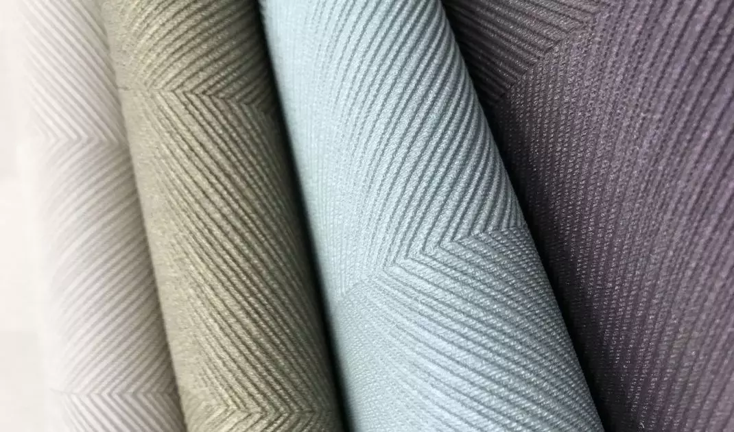 You can choose from vinyl wallpaper, paper wallpaper, fleece wallpaper, nonwoven wallpaper, vinyl on fleece, self-adhesive wallpaper, acoustic wallpaper and 3D wallpaper.