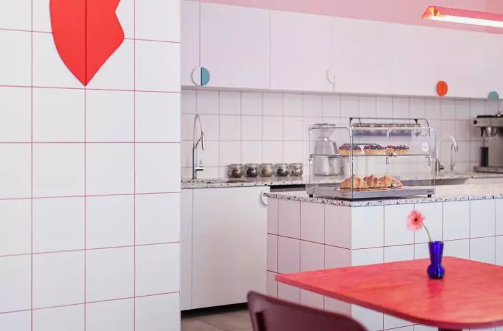 Motyw ust pojawia się w na ścianach