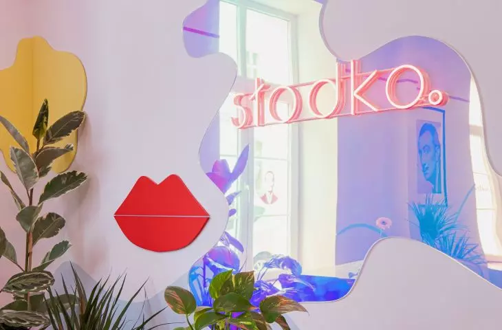 Organiczne elementy i neon z nazwą lokalu