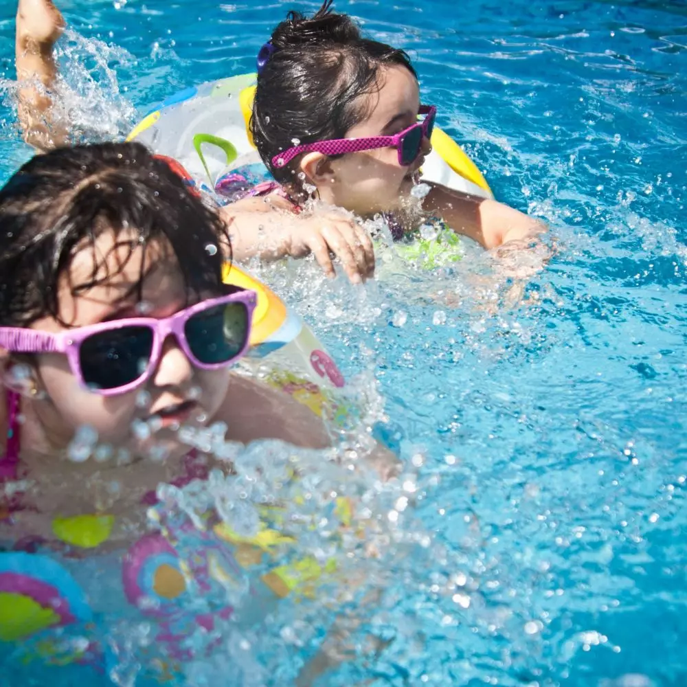 Dbaj o jakość wody w swoim basenie, by cieszyć się przyjemnymi, orzeźwiającymi kąpielami przez cały sezon letni.