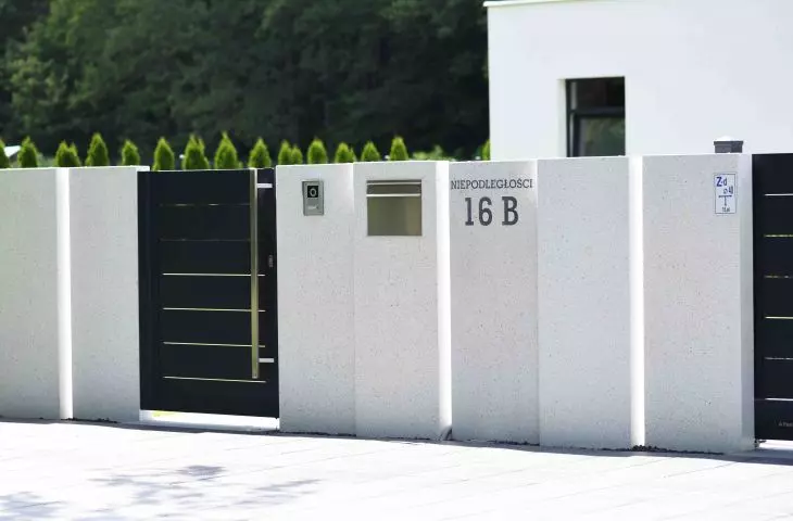 SRI-enhanced fine concrete fence