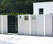 SRI-enhanced fine concrete fence