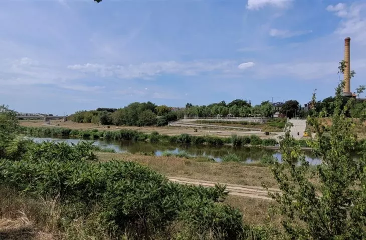 widok na miejsce pod nowy most z Ostrowa Tumskiego; widoczny komin Starej Gazowni