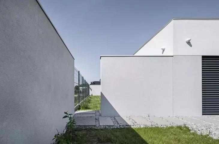 Architekci postanowili odciąć się od dynamicznie rozwijającego się osiedla i otworzyć dom na północny wschód