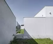 Architekci postanowili odciąć się od dynamicznie rozwijającego się osiedla i otworzyć dom na północny wschód
