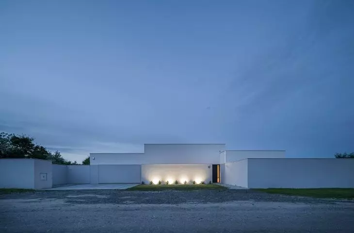 KEL_20 house, at night