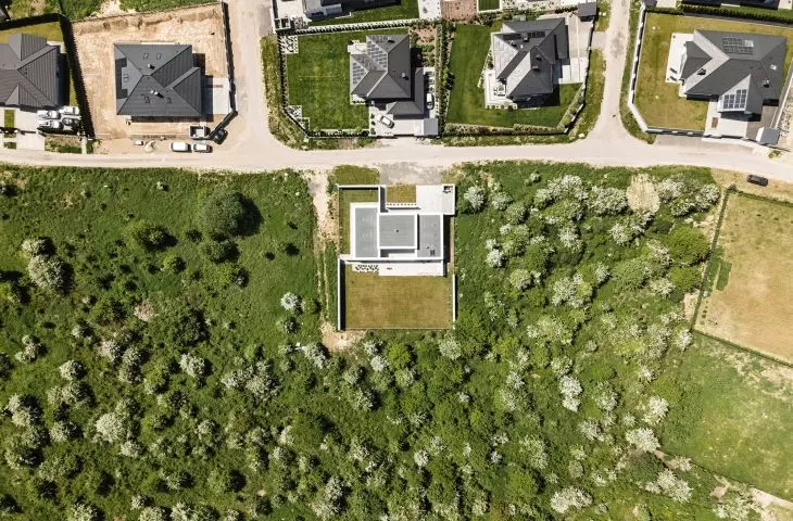 The KEL_20 house was built in the surroundings of a developing estate