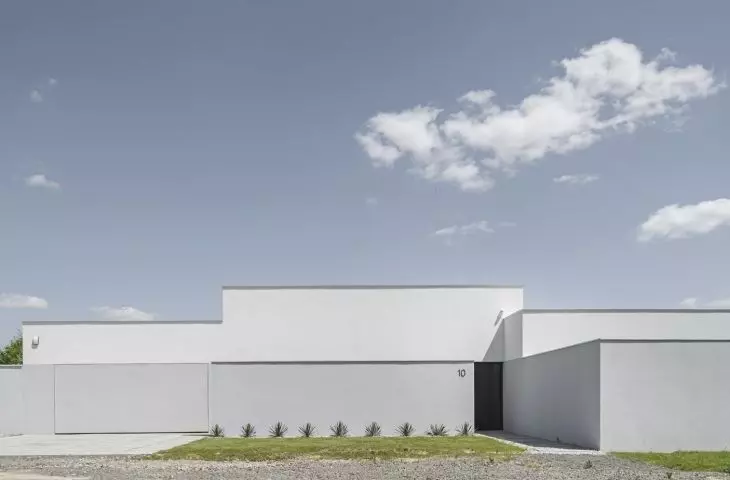The house is minimalist and single-storey