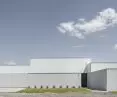 Dom jest minimalistyczny i parterowy