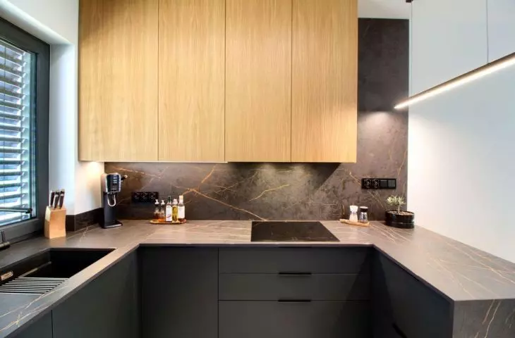 The furniture is kept in black