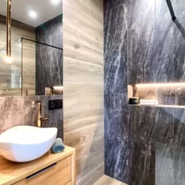 The bathroom uses wood imitation tiles