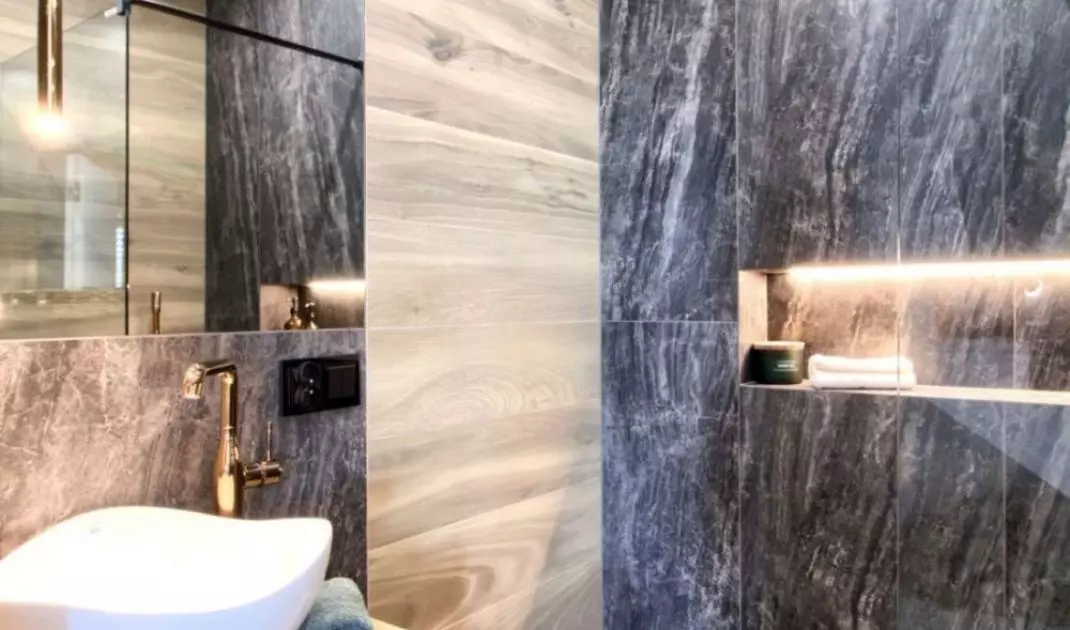 The bathroom uses wood imitation tiles