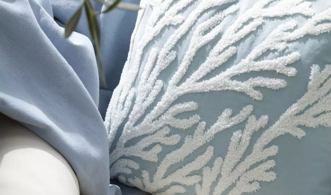 Seaweed pattern will give the arrangement a nautical vibe