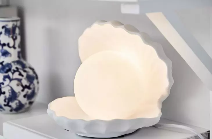 Decorations in the shape of shells will work perfectly