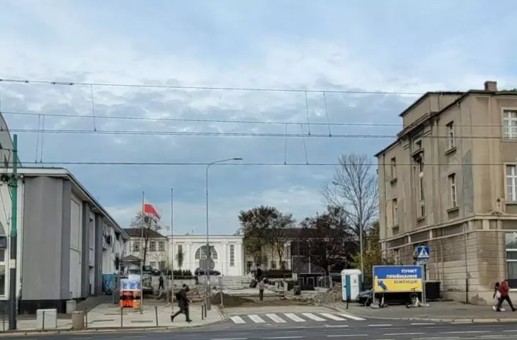 Entrance to the fair in front of the Western Railway Station, Hall No. 2 and the Administration Building