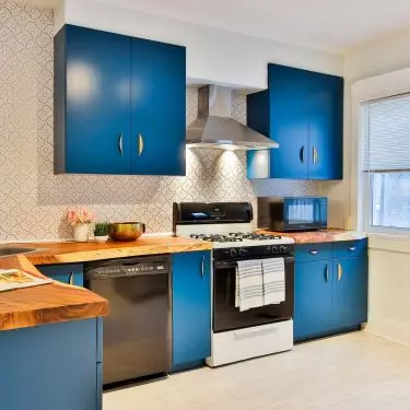 Laminate kitchen furniture is a popular and extremely practical alternative to wood products. 