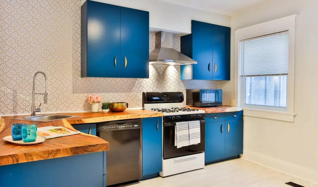Laminate kitchen furniture is a popular and extremely practical alternative to wood products. 