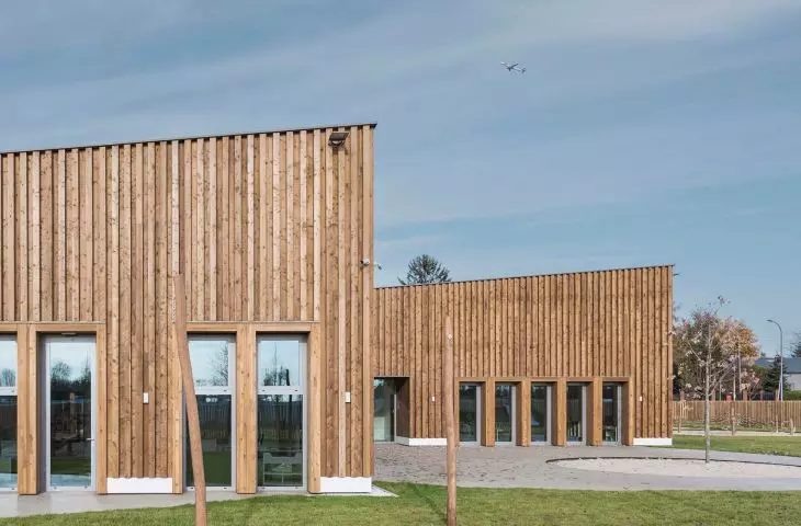 architekci zdecydowali się wykonać fasadę w formie przestrzennej, a nie płaskiej, dzięki czemu uzyskali ciekawy światłocień