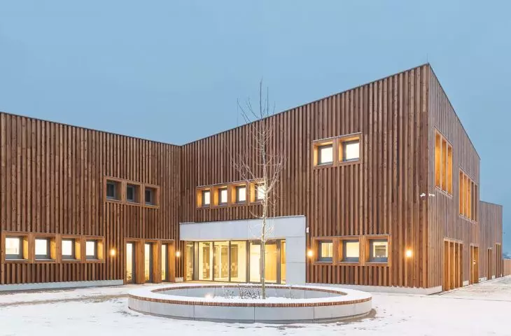 na placu przed wejściem do przedszkola architekci nawiązują do zagospodarowania wewnętrznego patio