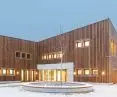 In the square in front of the entrance to the kindergarten, the architects refer to the development of the inner patio