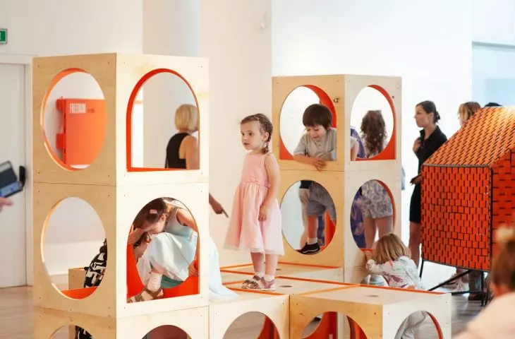 installation from modular, cubic elements