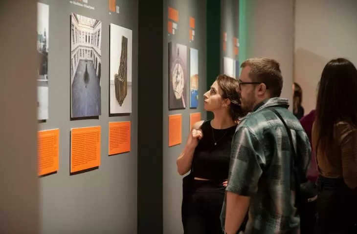 The backbone of the exhibition is a section devoted to Jakub Szczęsny's projects in public space