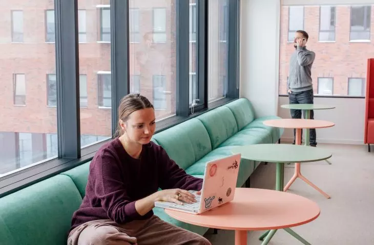 pracownicy firmy wybierając kolory przewodnie wnętrza, postawili na zieleń i róż